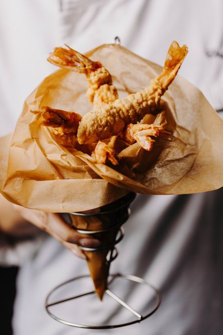 Tempura di gamberi con salse in accompagnamento