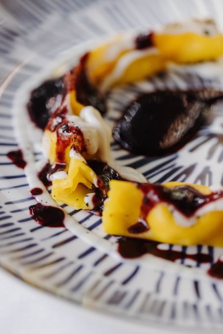 Caramelle di spalla cotta, parmigiano affumicato e riduzione di fortana