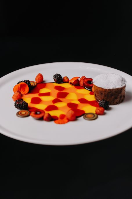 Tortino al cioccolato con salsa ai frutti tropicali e  frutti di bosco