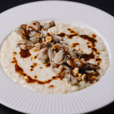 Risotto con le rane, burro nocciola, nocciole e fondo bruno