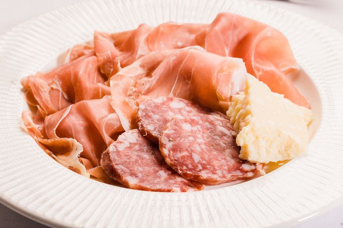 Tagliere di salumi (prosciutto, salame, spalla cruda, spalla cotta, culaccia cotta, parmigiano)