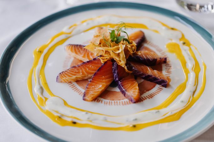 Salmone marinato nel cavolo viola, salsa alle erbe, passion fruit e chips di pastinaca