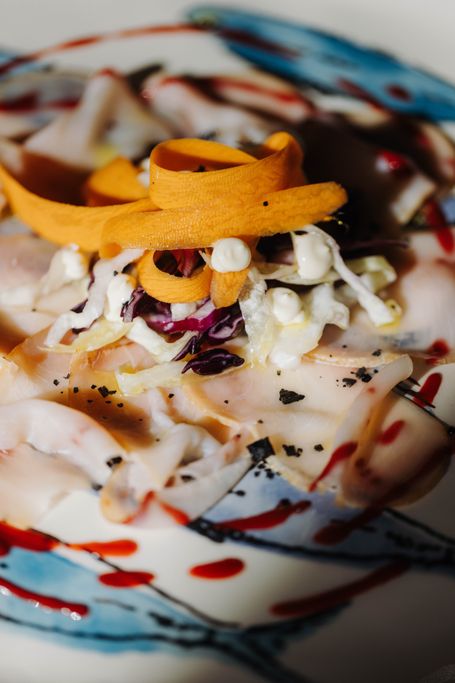 Carpaccio di spada affumicato con insalata capricciosa e salsa al lampone acido